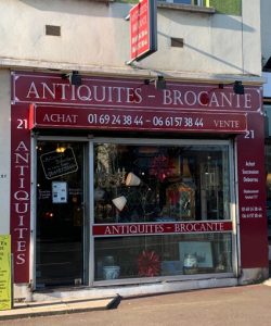 Devanture du magasin d'Antiquités Brocante Robic à Savigny-sur-Orge
