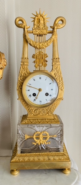 Pendule lyre en bronze doré et cristal, XIXe